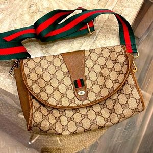 Gucci Vintage Shelly line cross body with green/red strap